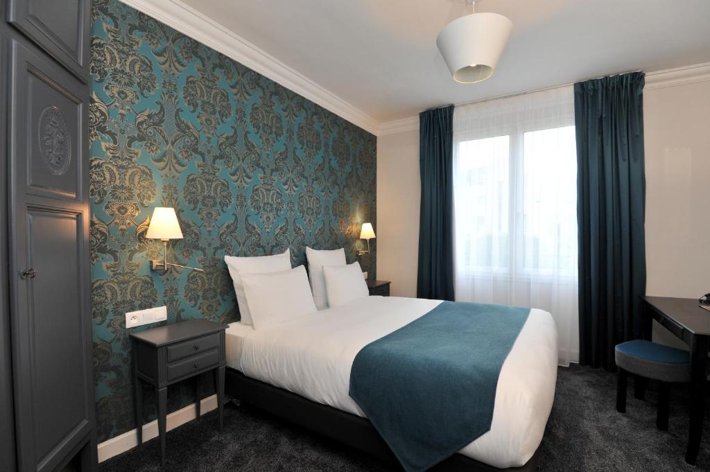 克劳德巴黎圣克卢竞技场美居酒店的酒店客房设有床和窗户。
