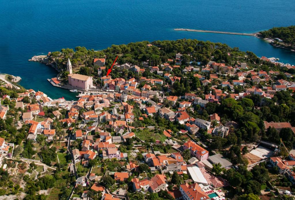 大洛希尼Villa Mozart的水面上小镇的空中景色