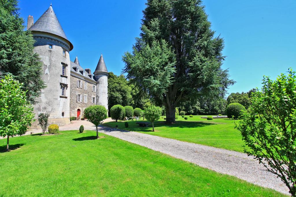 Bonnac-la-Côte雷克易喜尔德普莱户外露营旅馆的绿色田野上的城堡,有一条小径
