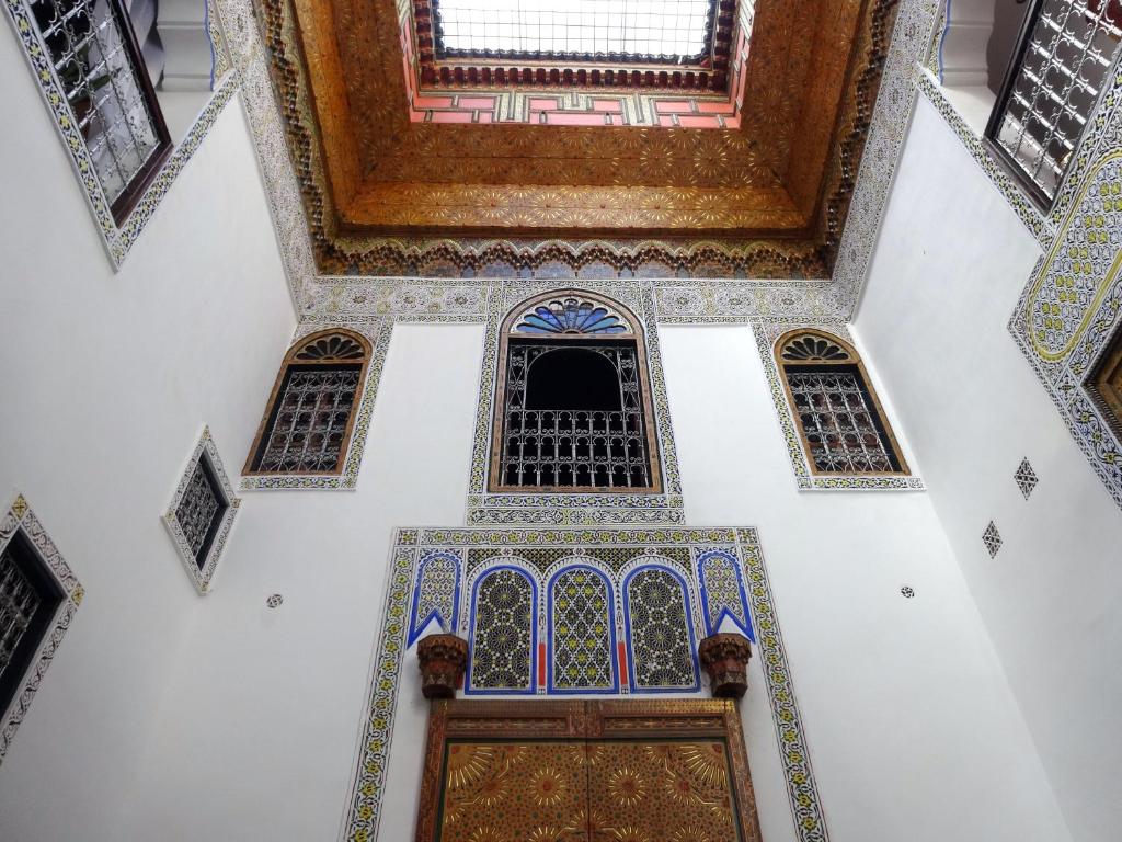 非斯达尔伊尔巴厘岛酒店的享有清真寺的顶部景色,设有门窗