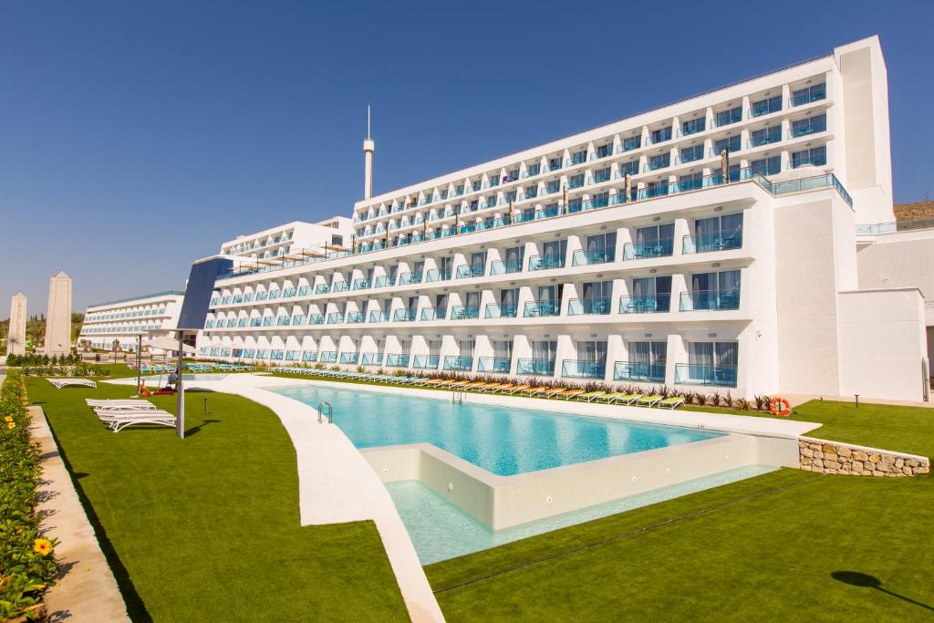 贝尼多姆Grand Luxor Hotel的大楼前设有游泳池的酒店
