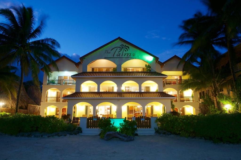 圣佩德罗棕榈树海滨套房酒店的海滩上一座大型建筑