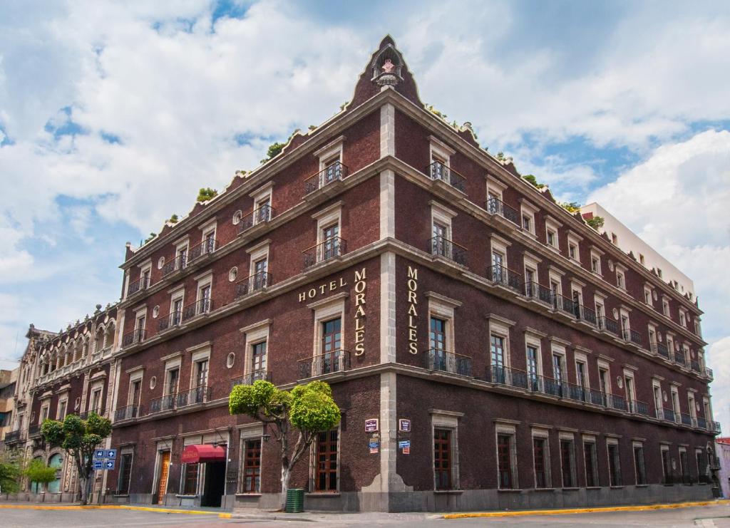 瓜达拉哈拉Hotel Morales Historical & Colonial Downtown Core的街道拐角处的一块大砖砌建筑