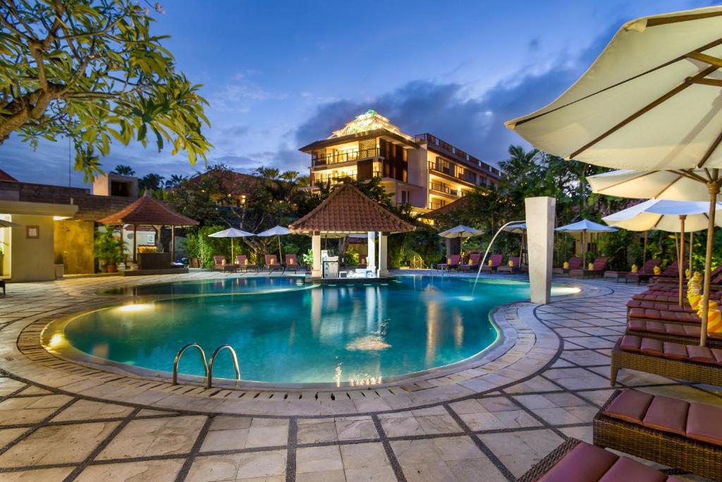 勒吉安普瑞拉加酒店的一座位于酒店后面的建筑中的游泳池