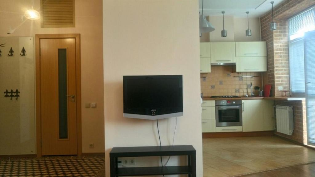 伏尔加格勒Apartment on Lenina 44的厨房配有壁挂式平面电视。