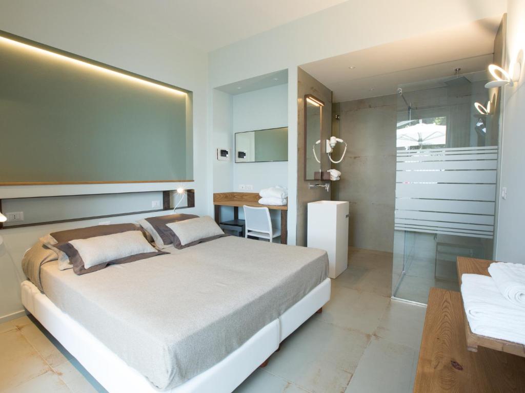 蒙特罗索阿尔马雷Roca Du Ma Pasu的一间带大床的卧室和一间浴室