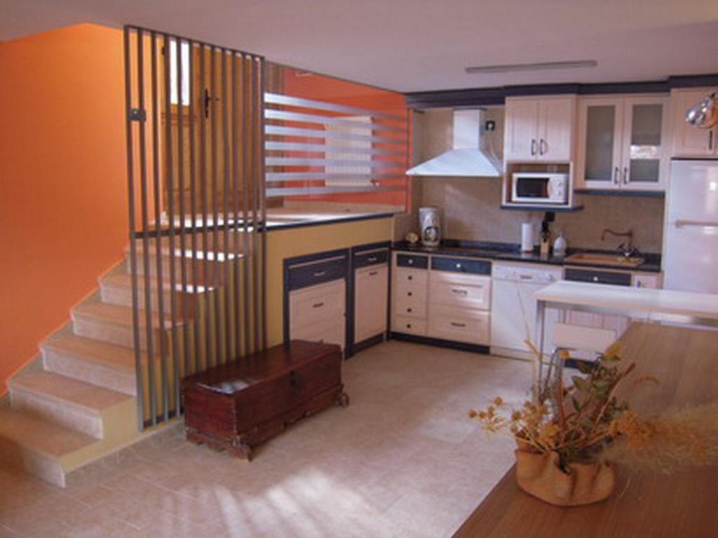 HerrerosCasa Rural Apartamento El Chaveto的厨房设有通往厨房的楼梯