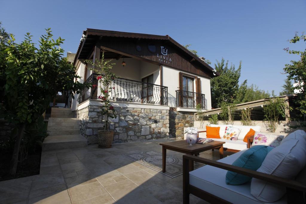 塞尔丘克Livia Hotel Ephesus的庭院内配有沙发和桌子的房子