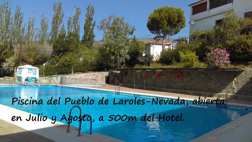 Hotel Rural Real de Laroles Nevada bike and treeking内部或周边的泳池