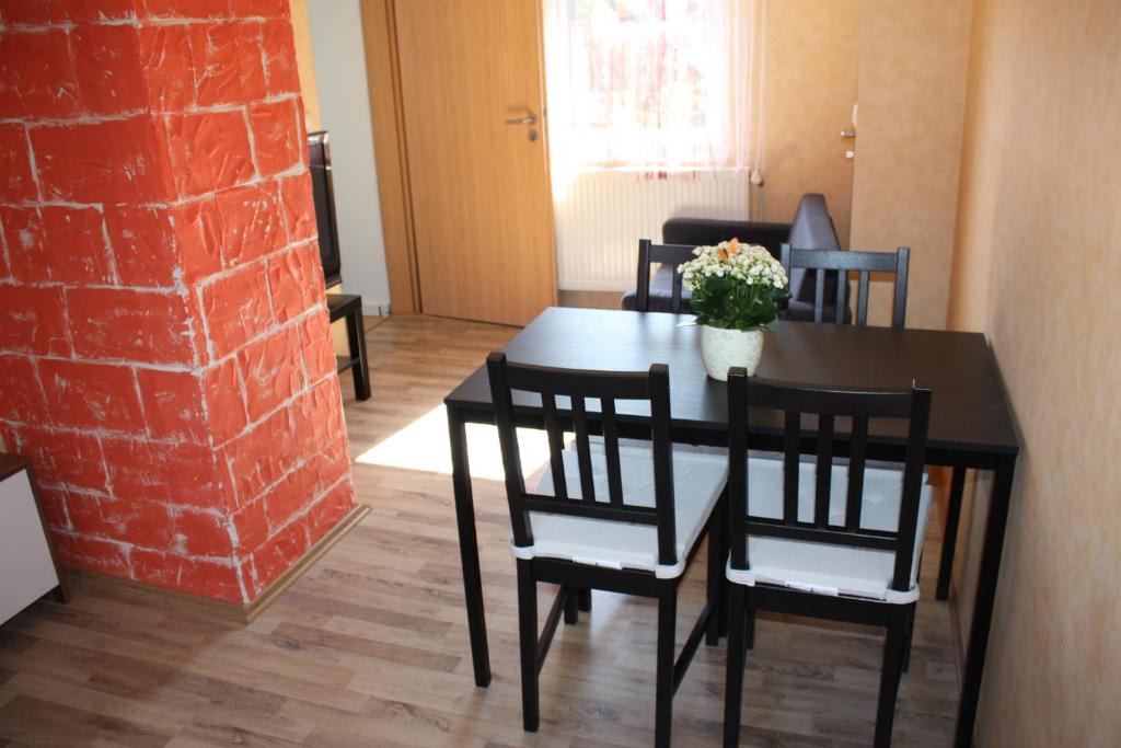 灵斯海姆普瑞美尔萨民宿的一间设有桌椅和砖墙的用餐室
