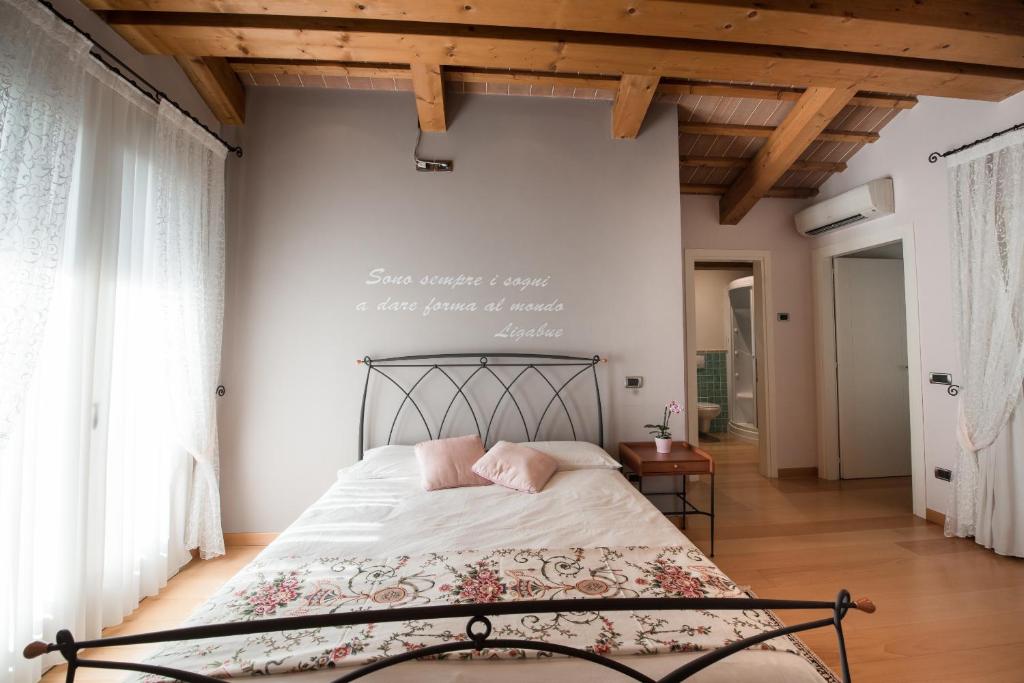 Rosà罗莎德尔格拉帕住宿加早餐旅馆的卧室配有一张挂在墙上的写字床