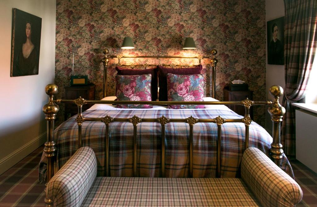 德哈恩Romantik B&B Zonnehuis的一间卧室配有一张带铺着平底毯的床