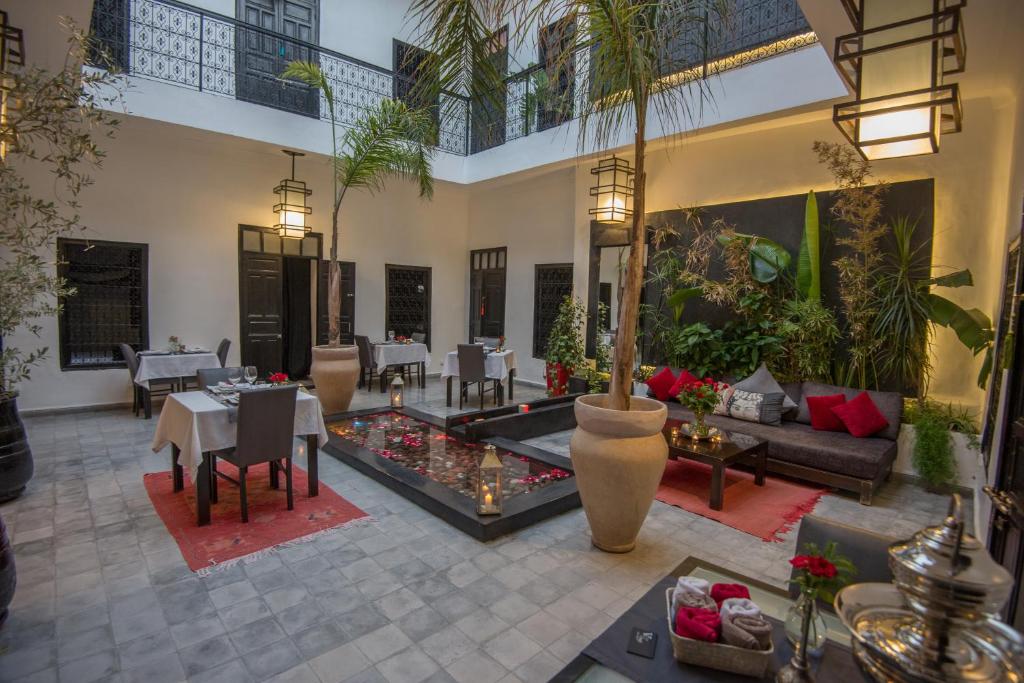 马拉喀什Riad Villa Wengé & Spa的客厅配有沙发和桌子