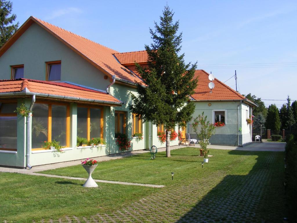BernecebarátiTünde Vendégház的院子里有树的房子
