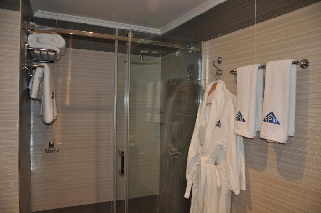 阿尤恩埃米利奥莫雷蒂酒店的带淋浴的浴室和墙上的白色毛巾