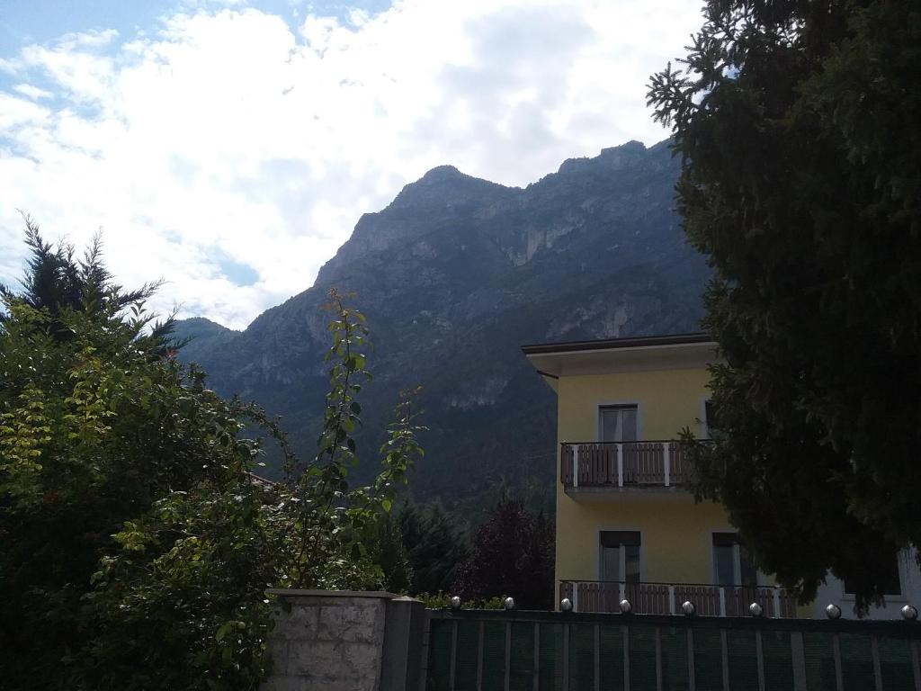 加尔达湖滨Riva Apartment Negrelli的一座带围栏和山脉的房屋