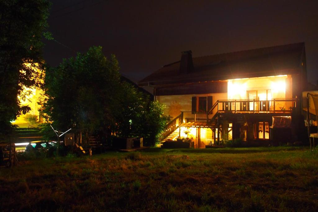 托隆朱莉住宿加早餐旅馆 的夜晚,房子的一侧有灯