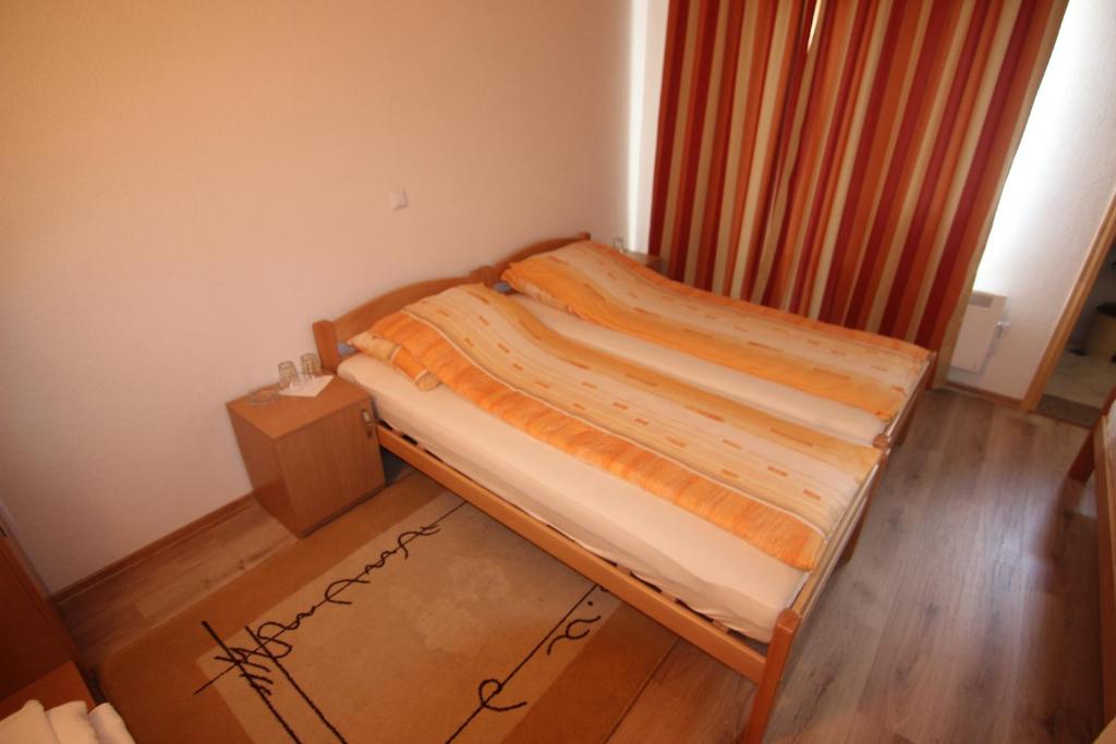 萨拉热窝哲百克客房的一间小卧室,卧室内配有一张床铺