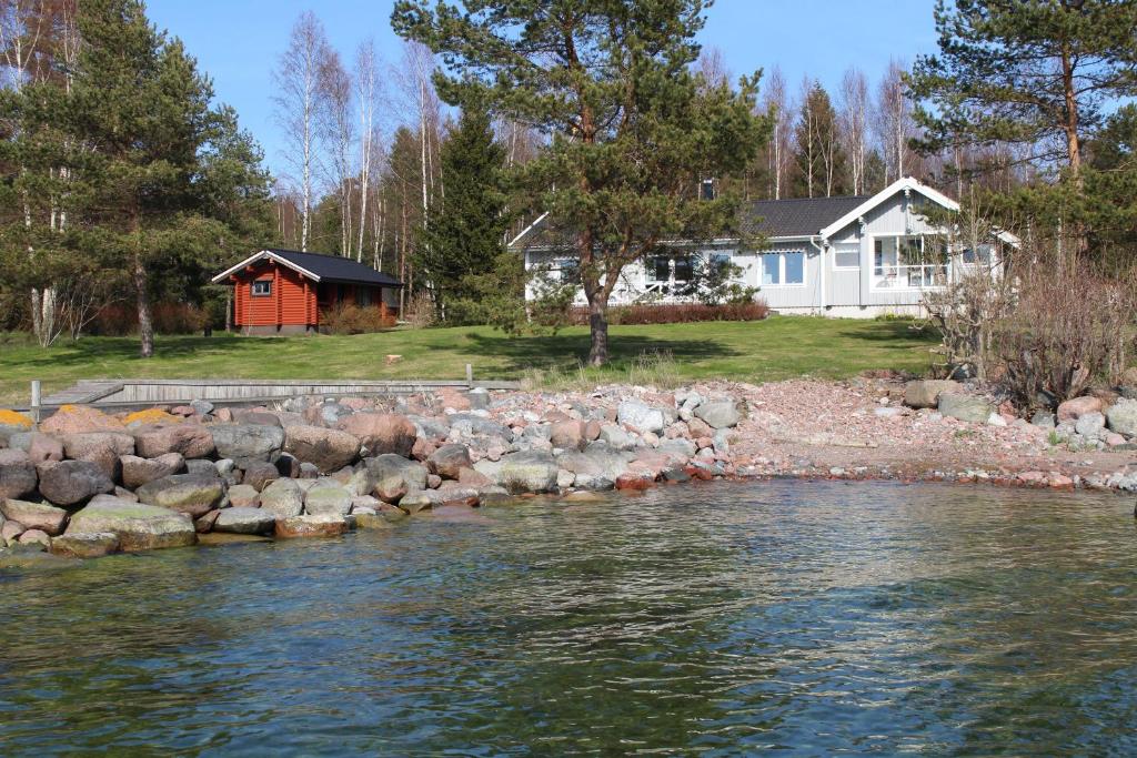 FagerlundVilla Solstrand的河边的红色小屋