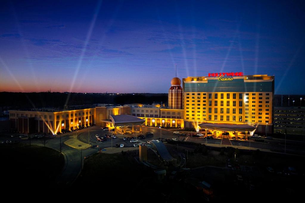 马里兰高地圣路易斯好莱坞赌场酒店的城市里一座有照明建筑的酒店