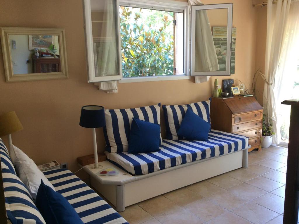 阿尔勒罗赛莱卡玛格斯公寓的客厅配有带蓝白色枕头的沙发