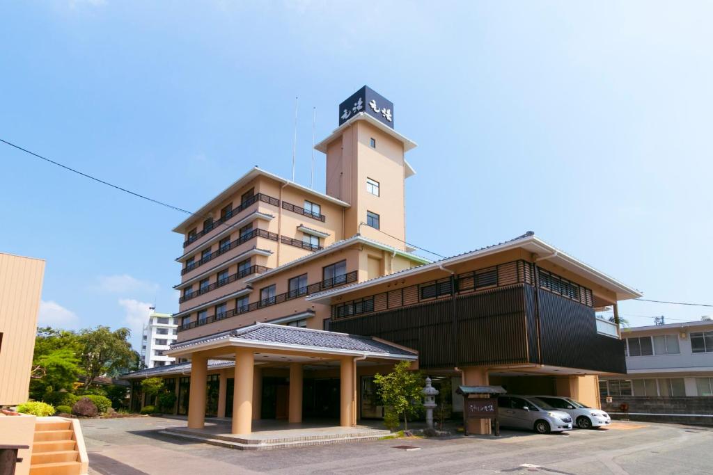 嬉野市嬉野元汤日式旅馆的一座建筑的顶部有一个钟楼