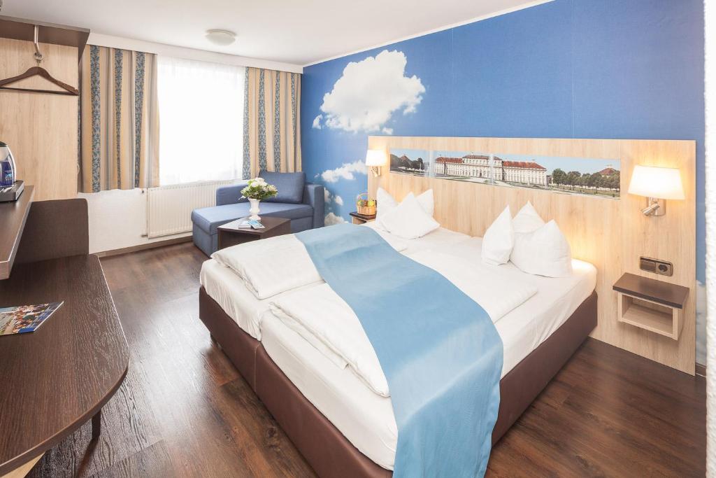 上施莱斯海姆蓝鲤鱼酒店的酒店客房设有一张蓝色墙壁的大床