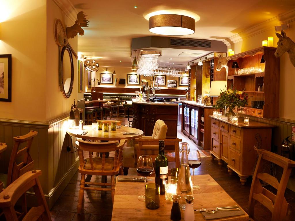 斯卡伯勒The Plough Inn & Cottages的一间在房间内配有桌椅的餐厅