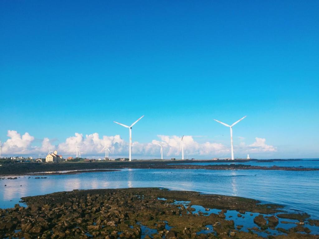 济州市裴裴旅馆的一群在海滩上水面上风车