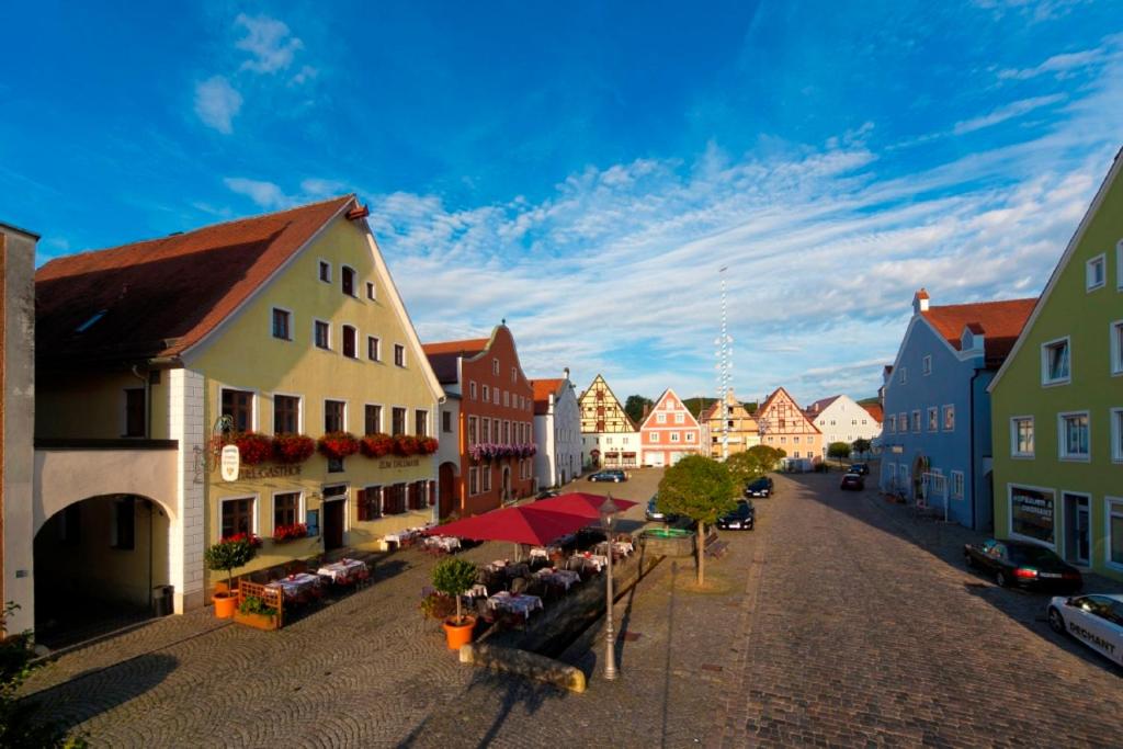 贝兴Zum Dallmayr Hotel Garni的城里一条有五颜六色建筑的街道
