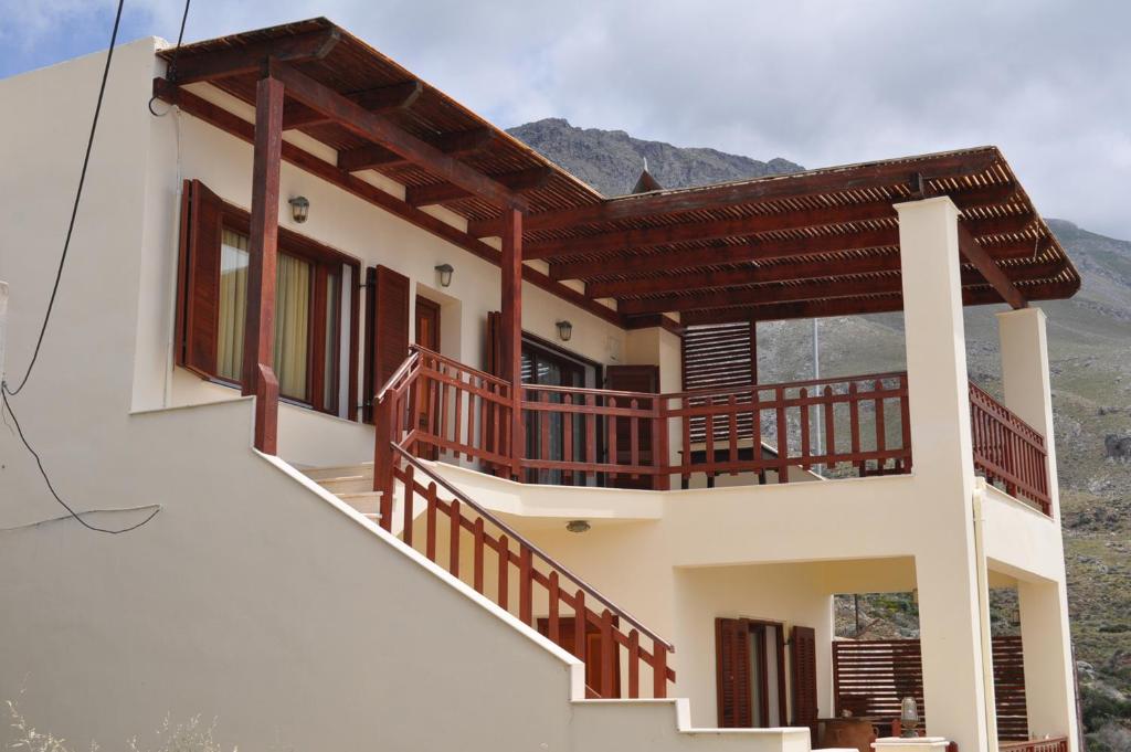 KeramesVilla Agalianos的房屋的一侧设有木制阳台