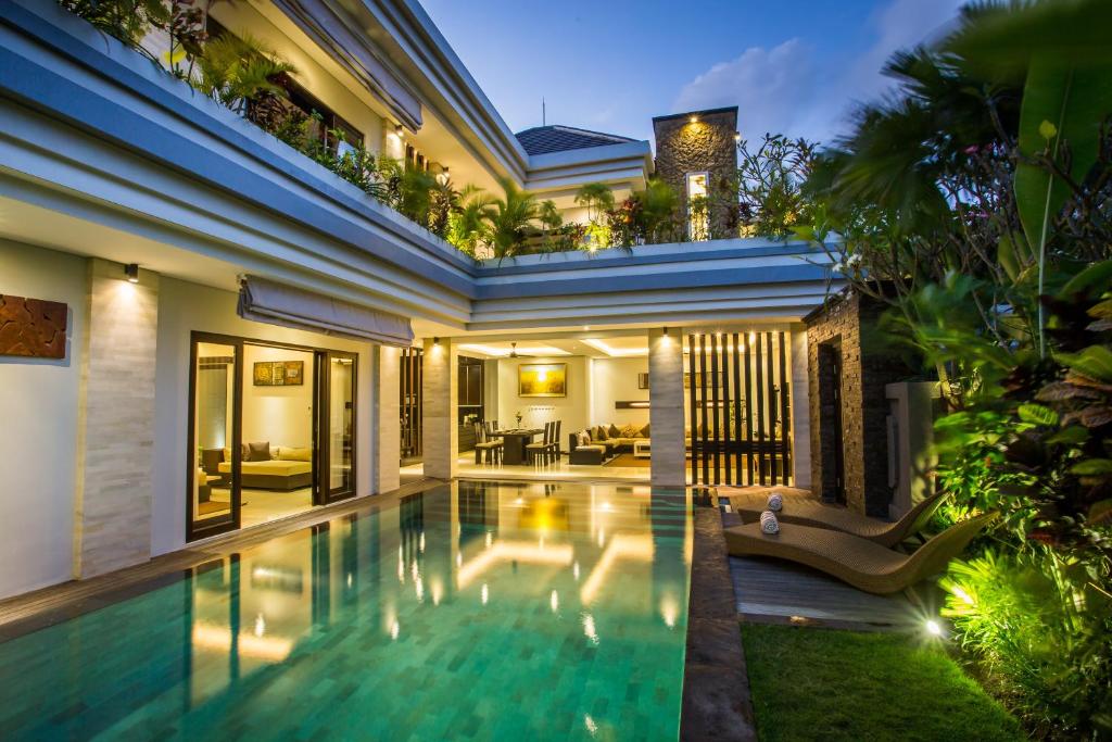 金巴兰阿玛塔别墅酒店的夜间带游泳池的别墅