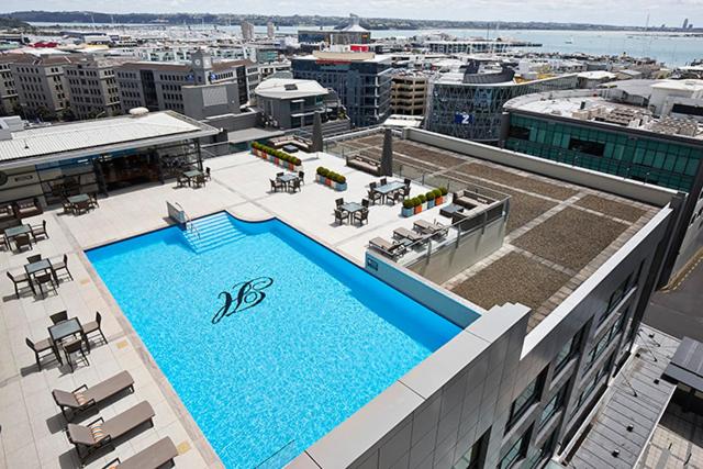 奥克兰Heritage Auckland, A Heritage Hotel的大楼顶部的大型游泳池