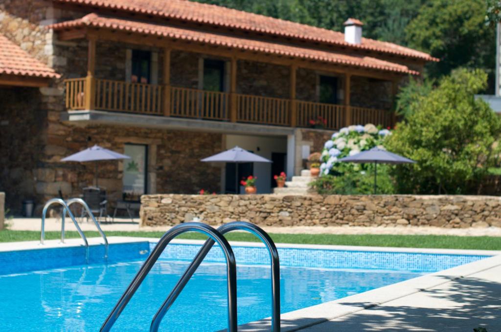 Castelo de PaivaQuinta Vilar e Almarde的房屋前有游泳池的房子