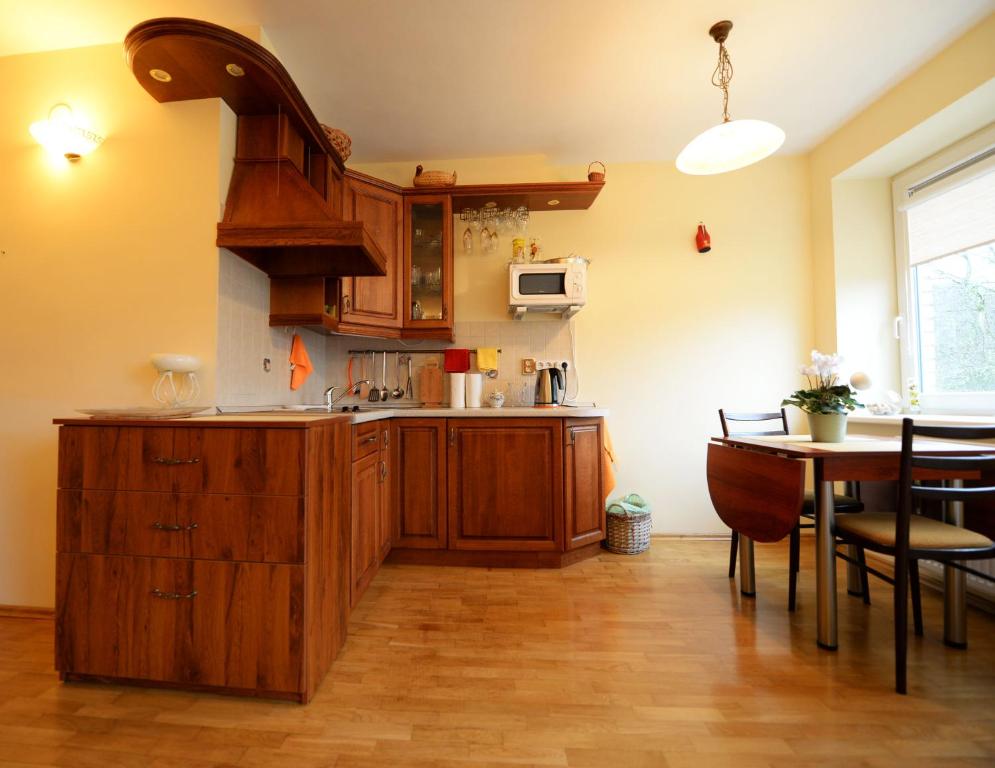 比尔什托纳斯Ramresort Apartment的一个带木制橱柜和桌子的厨房