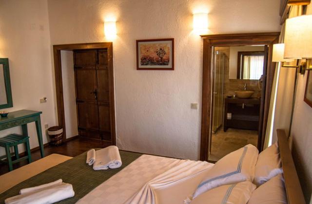 卡尔坎康特雅德酒店的酒店客房,配有床和镜子