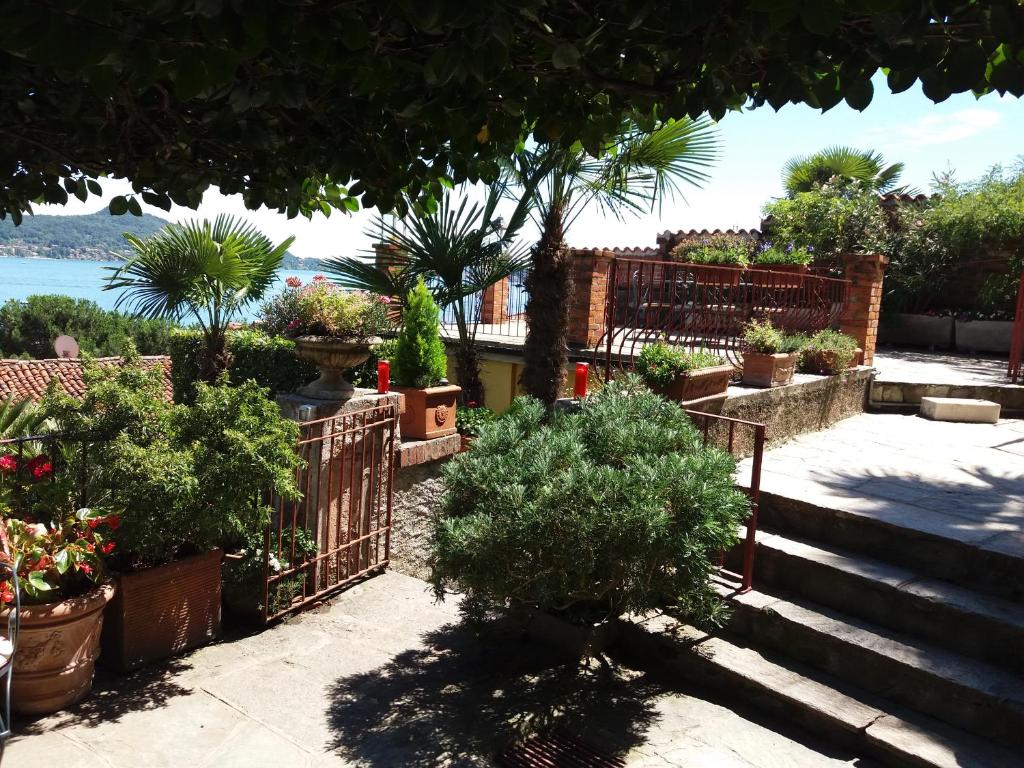 莱萨Garden Apartment的种有盆栽植物和围栏的花园
