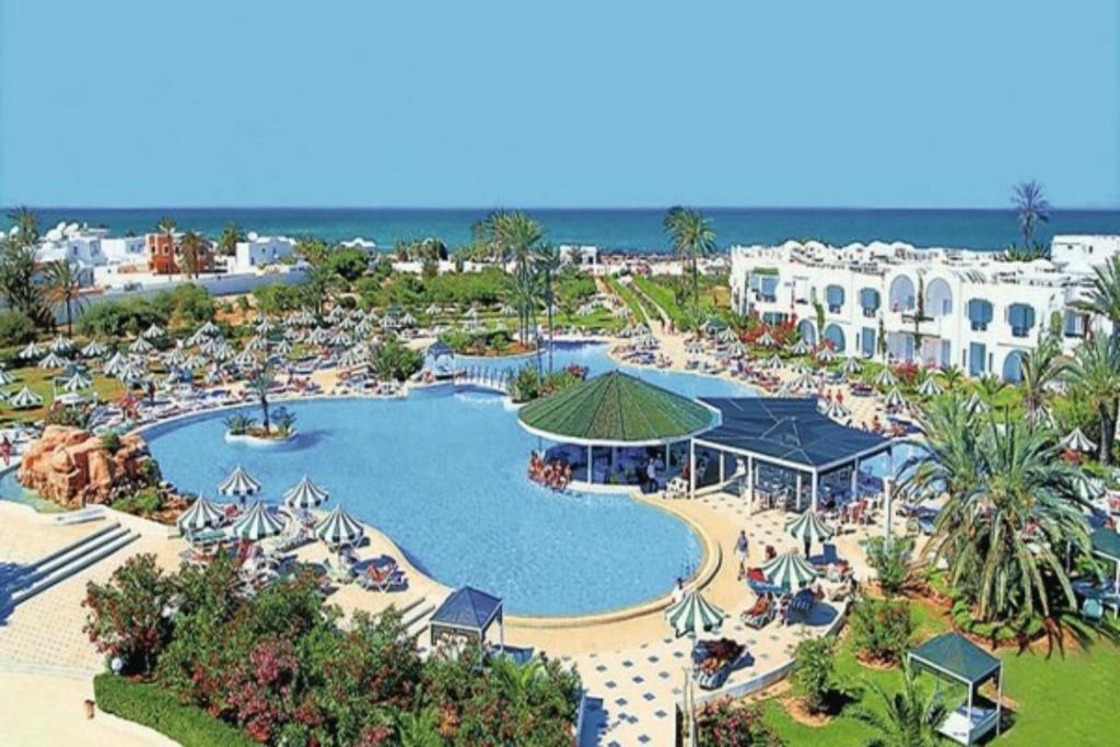 米多恩杰尔巴假日海滩酒店的享有带游泳池的度假村的空中景致