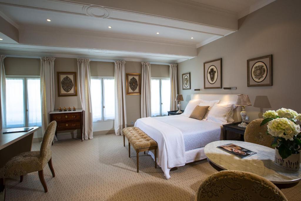 阿维尼翁欧洲酒店的卧室配有一张床和一张桌子及椅子