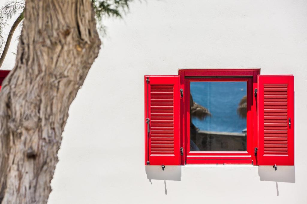 佩里萨桑霍斯公寓的树屋边的红色窗户