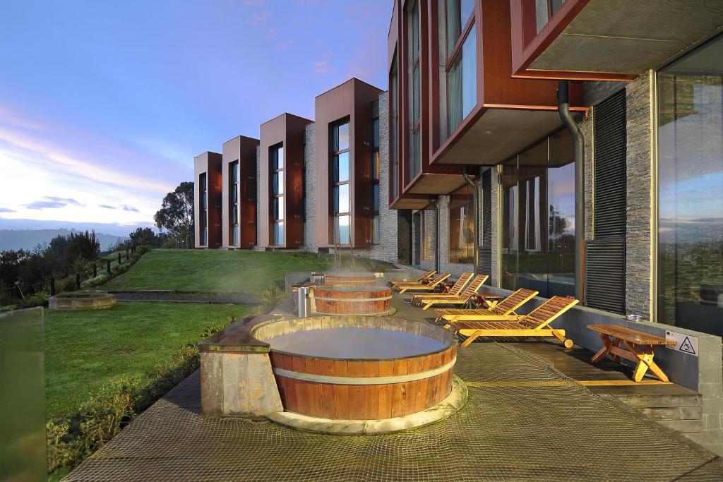 卡斯特鲁Enjoy Chiloé的一座带热水浴缸的庭院建筑