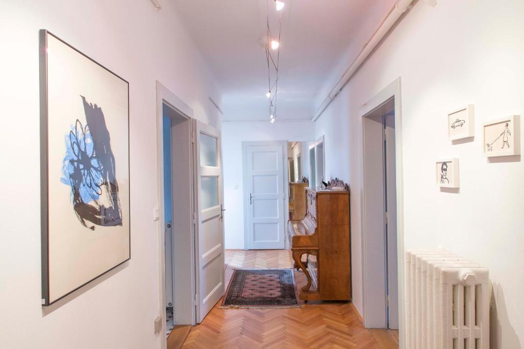 卢布尔雅那Tomas's apartment的一条带白色墙壁和白色门的走廊