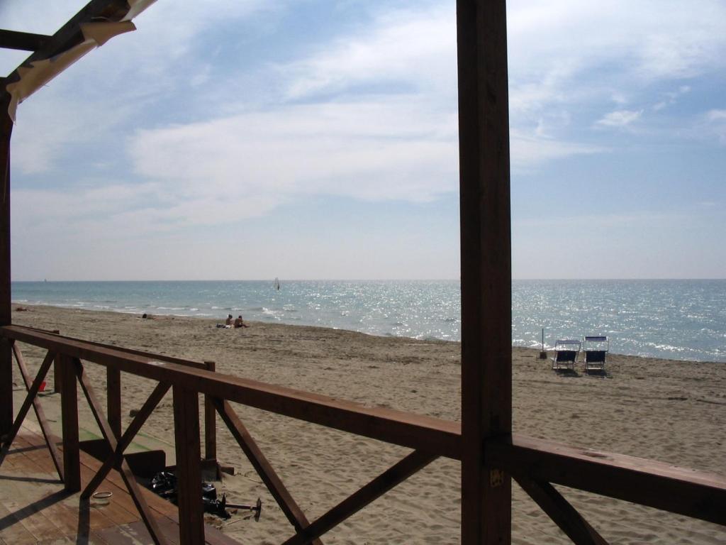 托雷圣乔万尼乌Villino Dodò的从窗户可欣赏到海滩美景