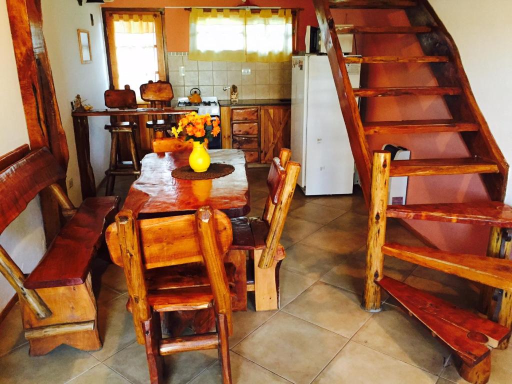 圣克莱门特雷图尤Cabañas Playa del Sol的厨房配有木桌和冰箱。