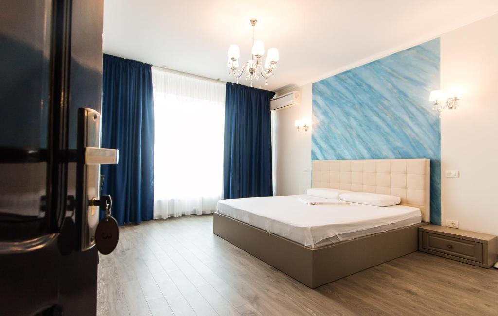 加拉茨Zolotko的一间卧室设有一张床和一个大窗户