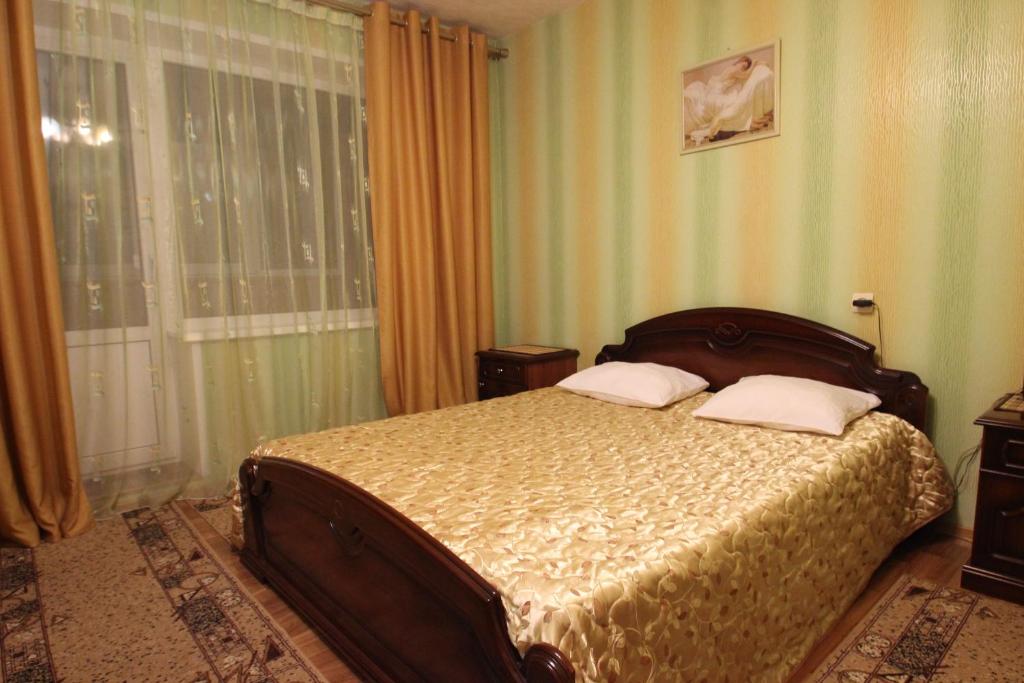沃罗涅什Apartment Srednemoskovskaya的一间卧室配有一张带两个枕头的床