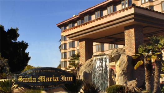 圣玛丽亚圣玛丽亚历史酒店的建筑前有喷泉的建筑