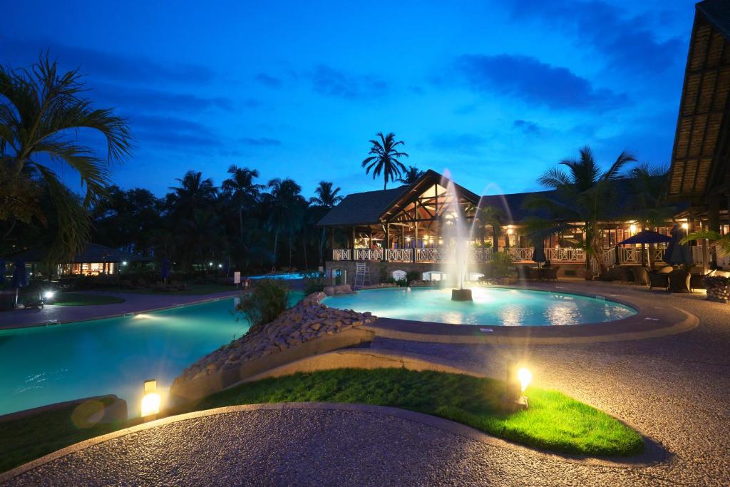 阿克拉拉巴迪海滩酒店的夜间在度假村前的喷泉