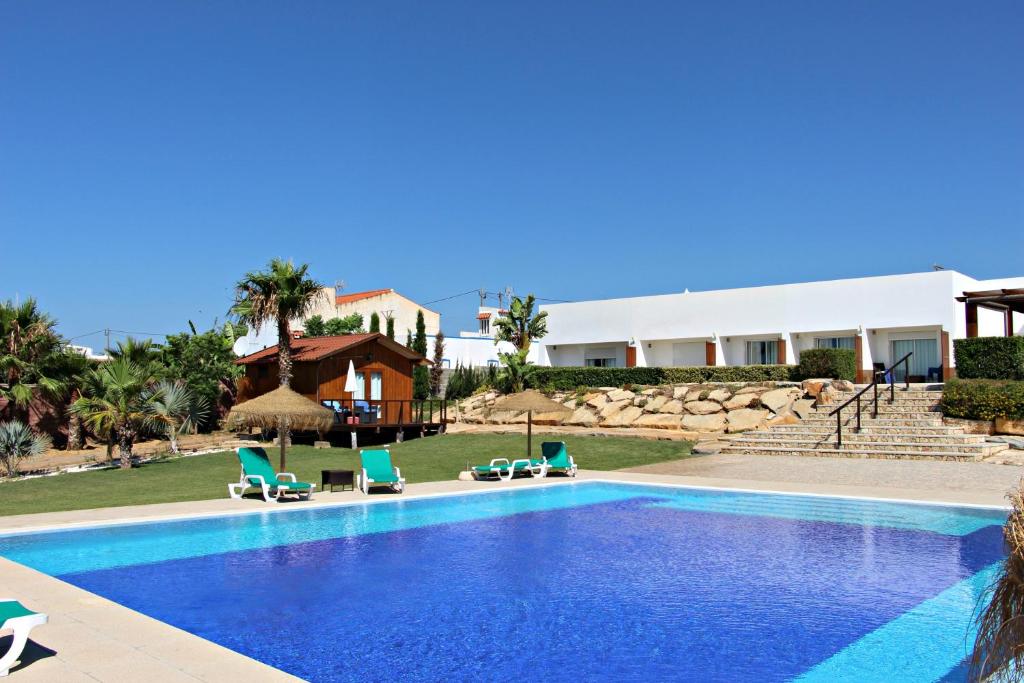 奥良Guesthouse Quinta Saleiro的一座带椅子的游泳池以及一座建筑