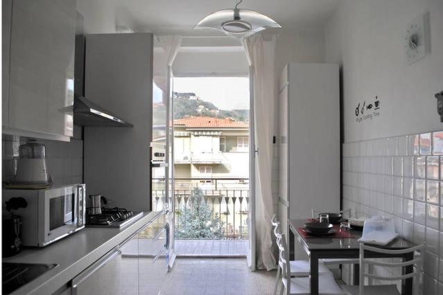斯培西亚卡萨维泽鲁丽公寓的厨房设有通往阳台的大开门。